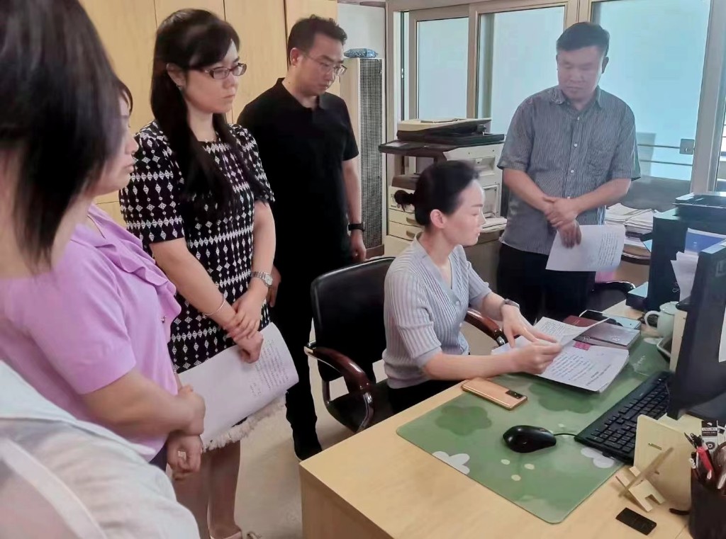 黄蓉主任到市民中心发改委（国动办）行政审批窗口开展“一把手走流程”活动