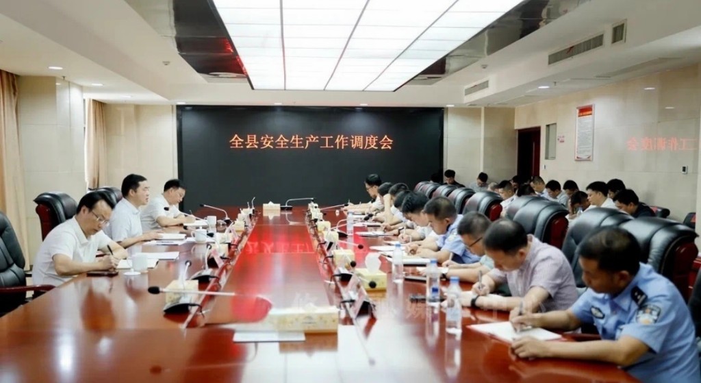 李鹏程在全县安全生产工作调度会上强调 以“三个坚持”全面筑牢安全生产防线