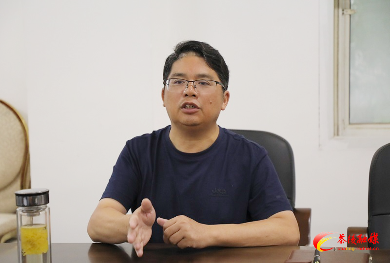 邓元连调研烟叶产业工作