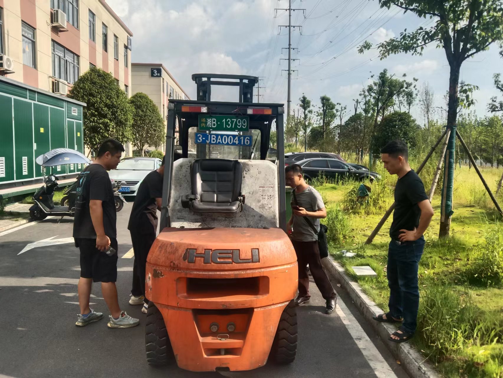 杜绝机械"黑尾巴"!天元区扎实开展非道路移动油叉车尾气检测工作