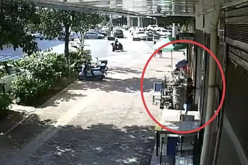【夏季治安打击整治行动】猖狂！女子趁店员午休“当面”盗走财物，攸县警方快速将其抓获