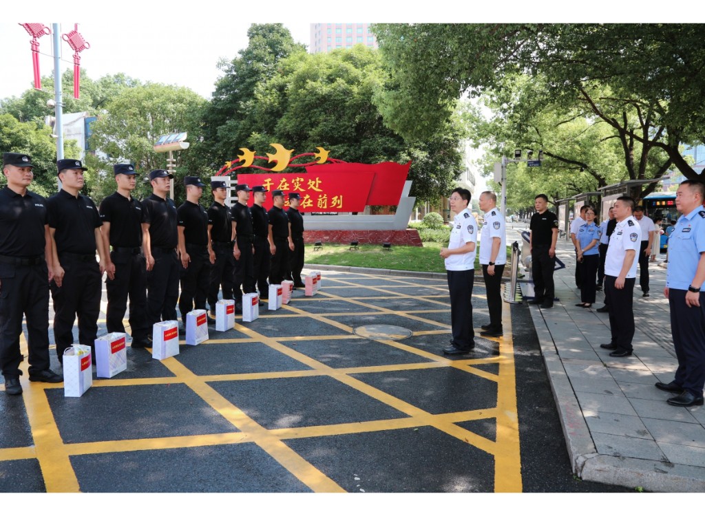 株洲公安对高温一线执勤民警开展慰问