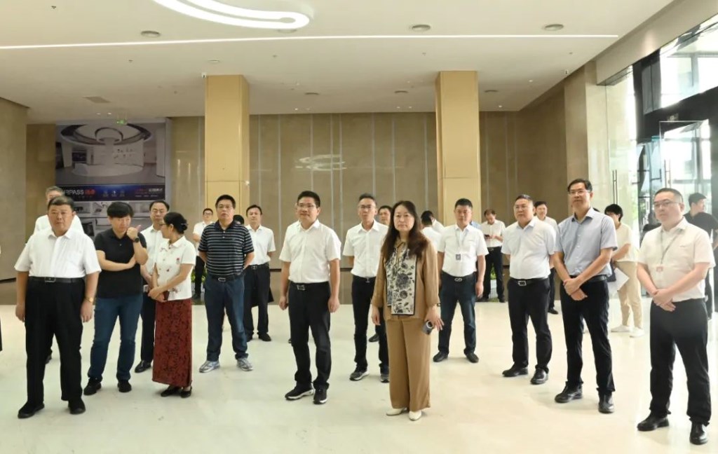 全国、省人大代表调研北斗产业发展