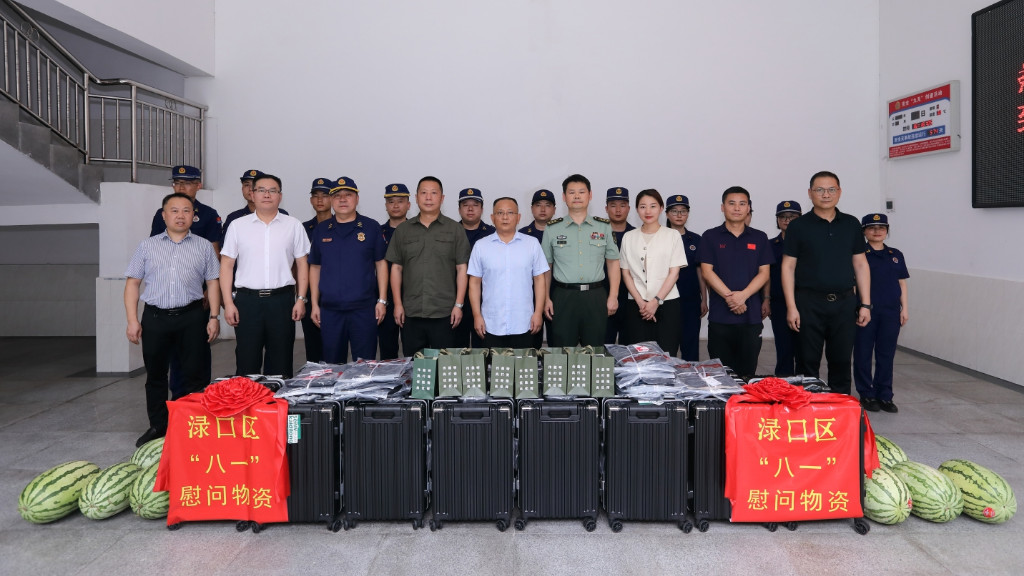 何登科“八一”前夕慰驻区部队官兵