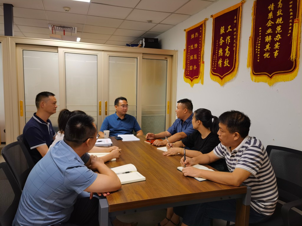 黄建平副主任到市民中心发改委（国动办）行政审批窗口开展“一把手走流程”活动