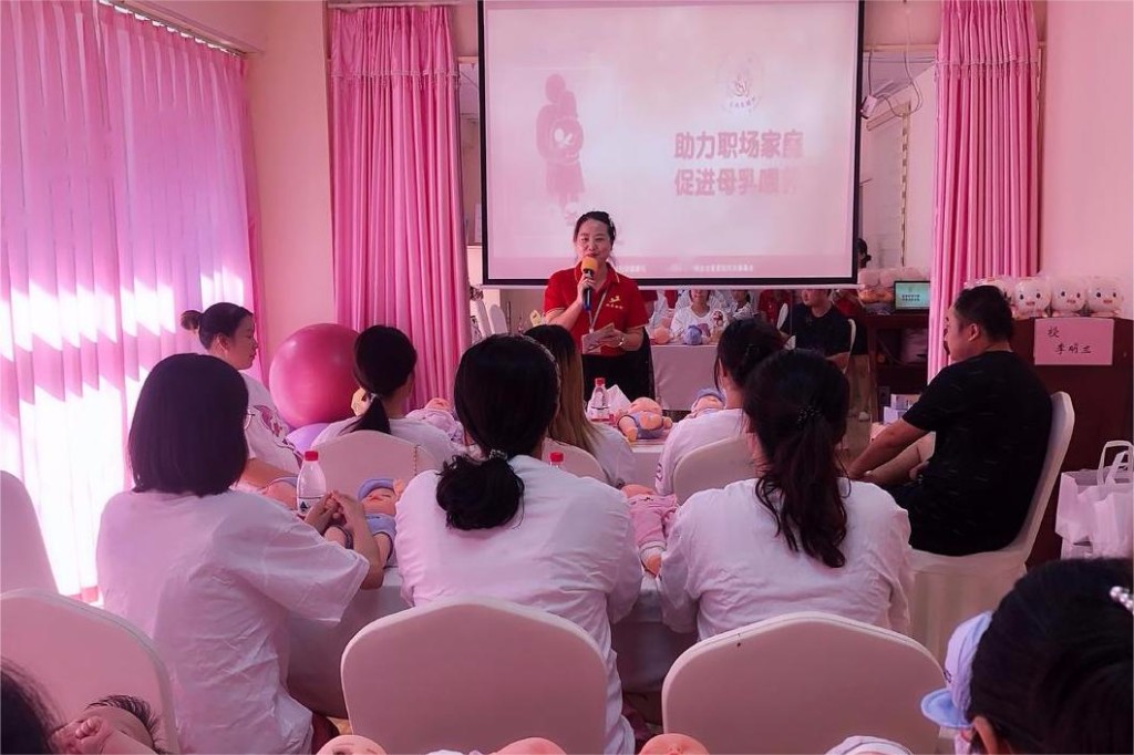 县妇幼保健院举办世界母乳喂养周宣传活动