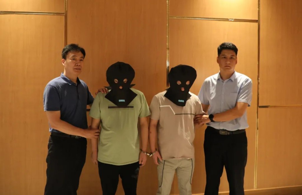 一人为赌诈头目！2名在缅电诈嫌疑人被押解回国