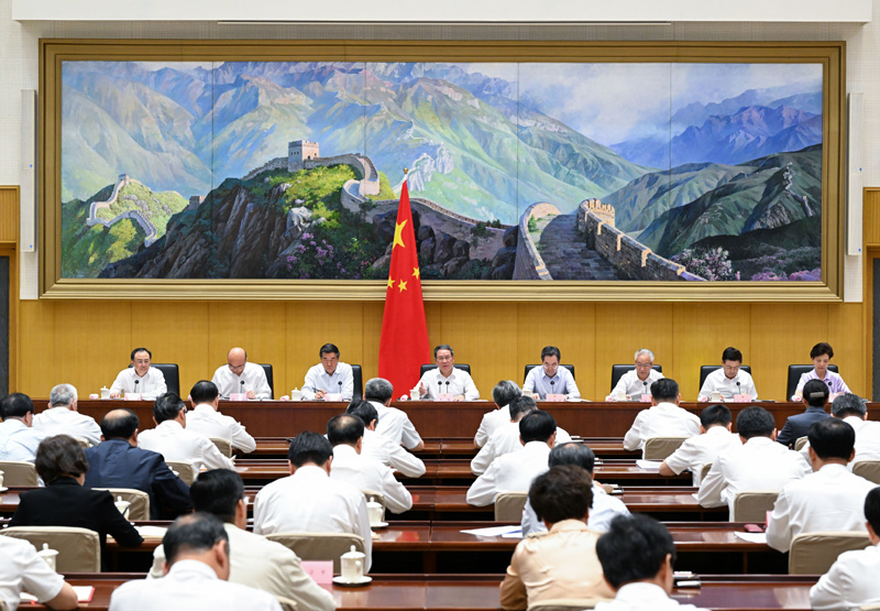 李强主持召开国务院第二次全体会议强调：全面落实党中央决策部署 坚定不移推动高质量发展 大力提升行政效能 为完成各项任务提供有力保障