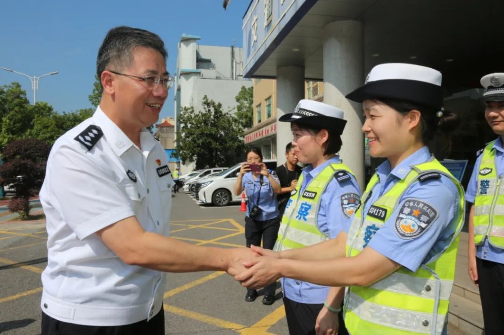 周赛保同志走访慰问高温一线执勤单位