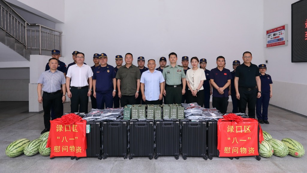 何登科“八一”前夕慰驻区部队官兵