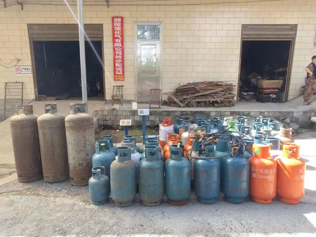 多部门联合行动 查获49瓶“黑气”