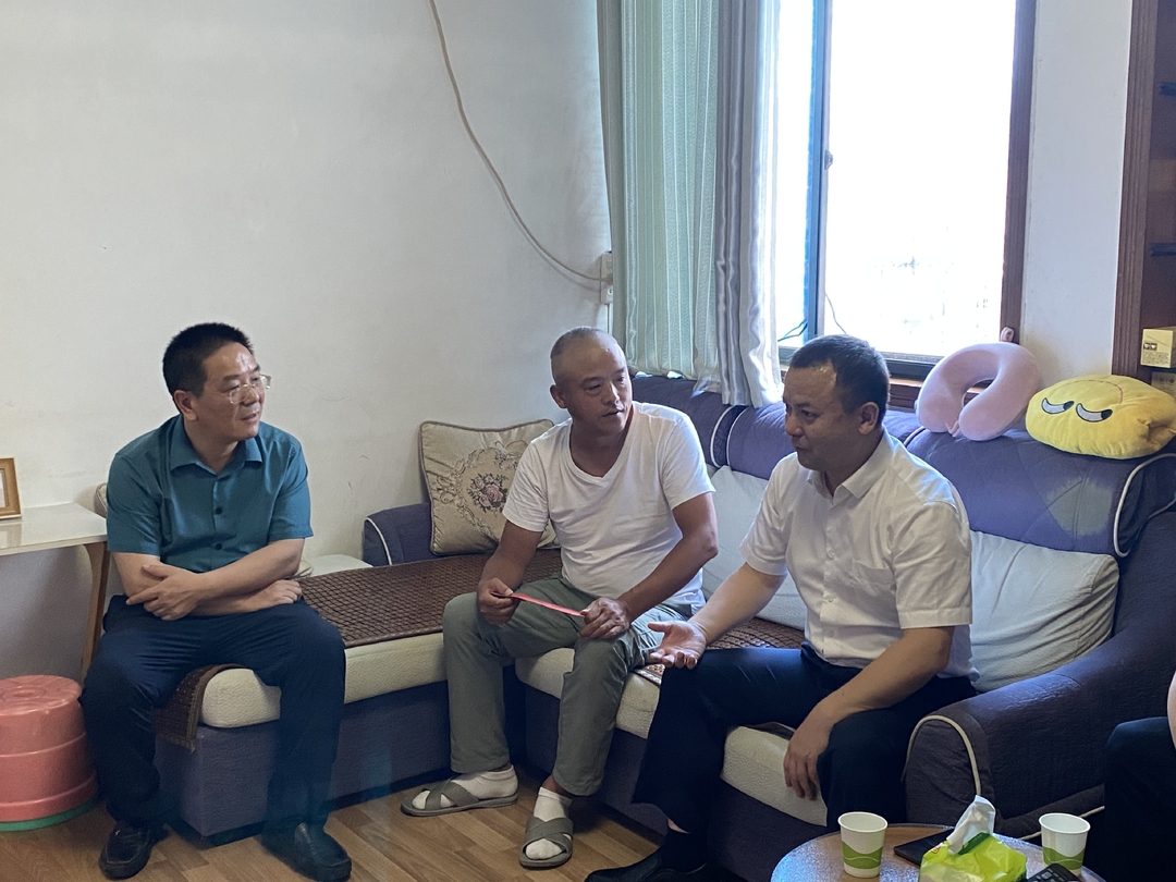邬凌云开展“八一”走访慰问活动