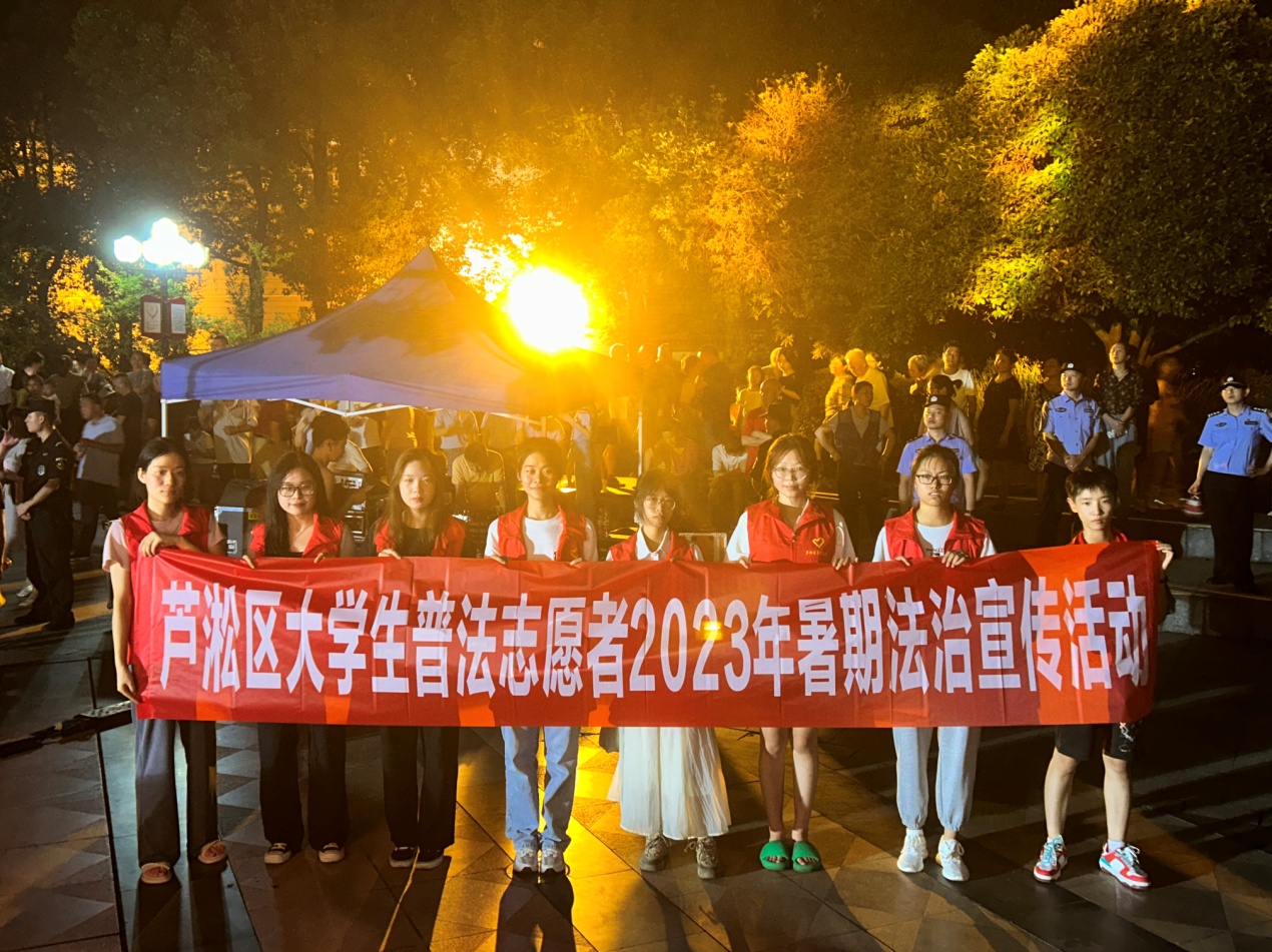贺家土夜市节里的"法治餐"