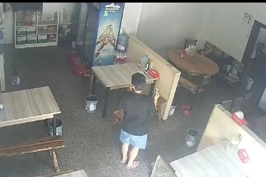 【夏季治安打击整治行动】猖狂！女子趁店员午休“当面”盗走财物，攸县警方快速将其抓获