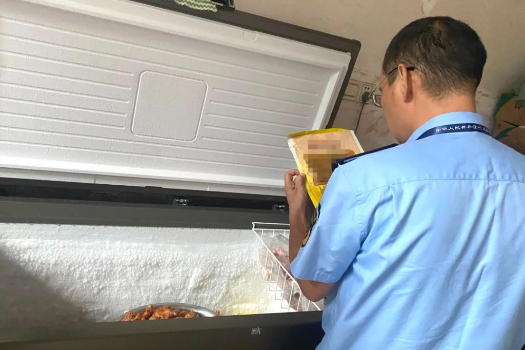 【夏季治安打击整治行动】严打“两超一非”，守护“舌尖上的安全”
