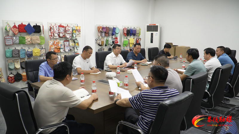 杨红兵深入企业一线解难题