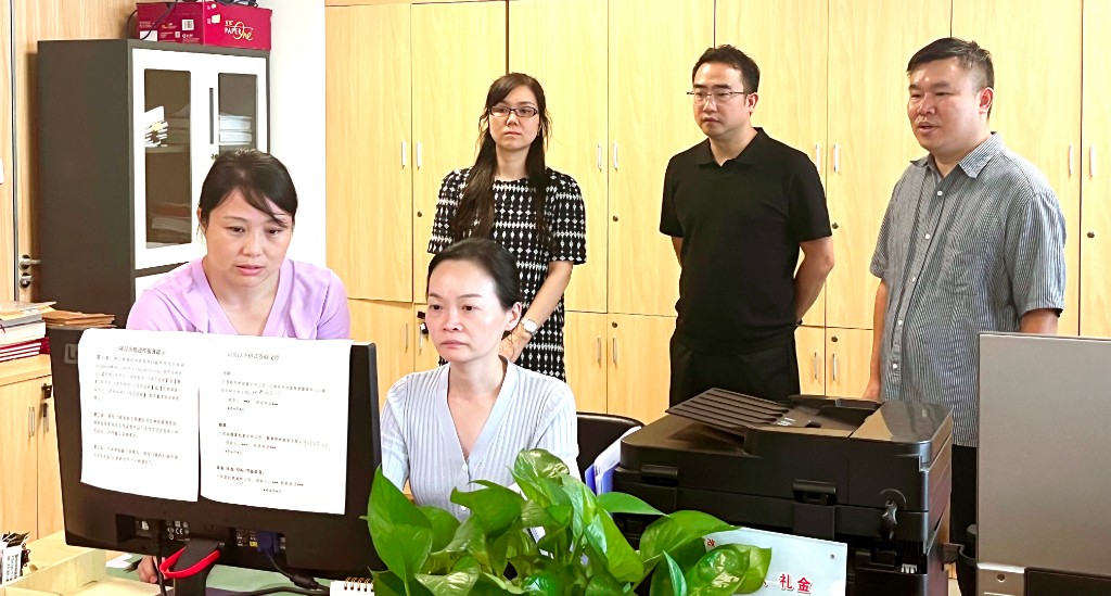 黄蓉主任到市民中心发改委（国动办）行政审批窗口开展“一把手走流程”活动