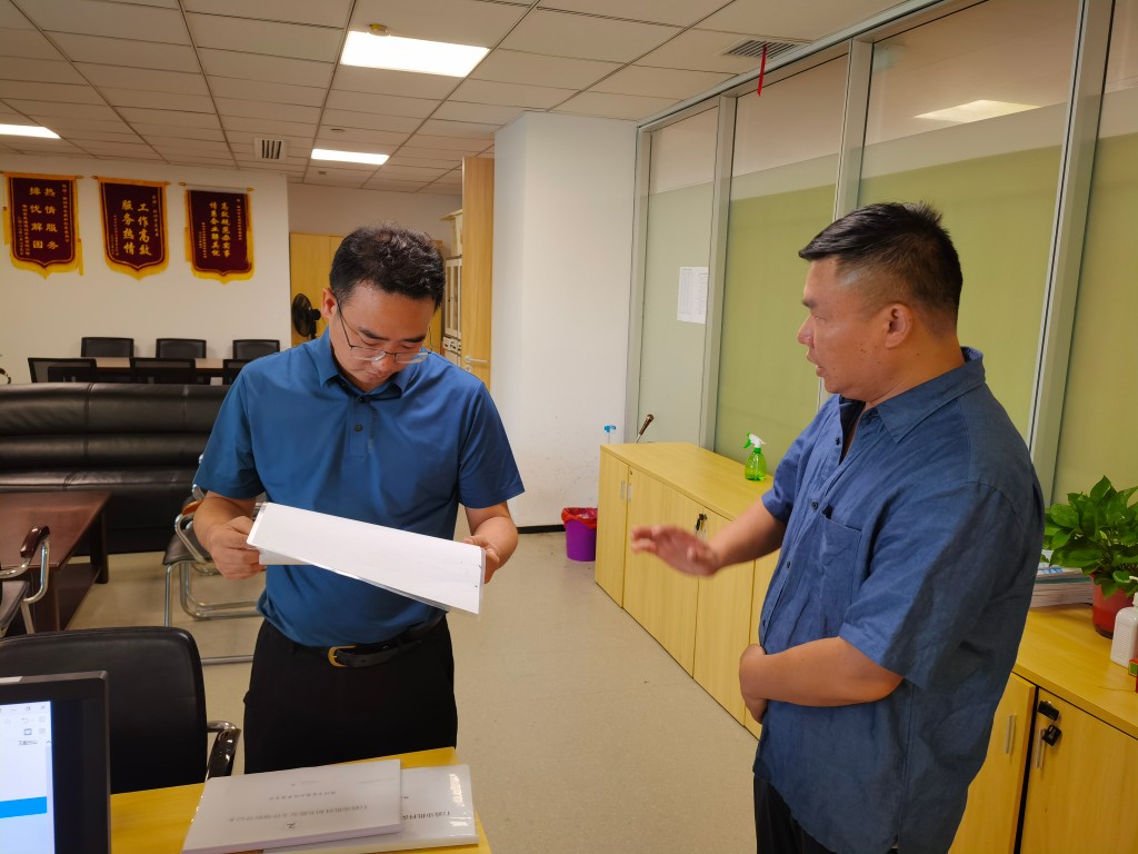 黄建平副主任到市民中心发改委（国动办）行政审批窗口开展“一把手走流程”活动