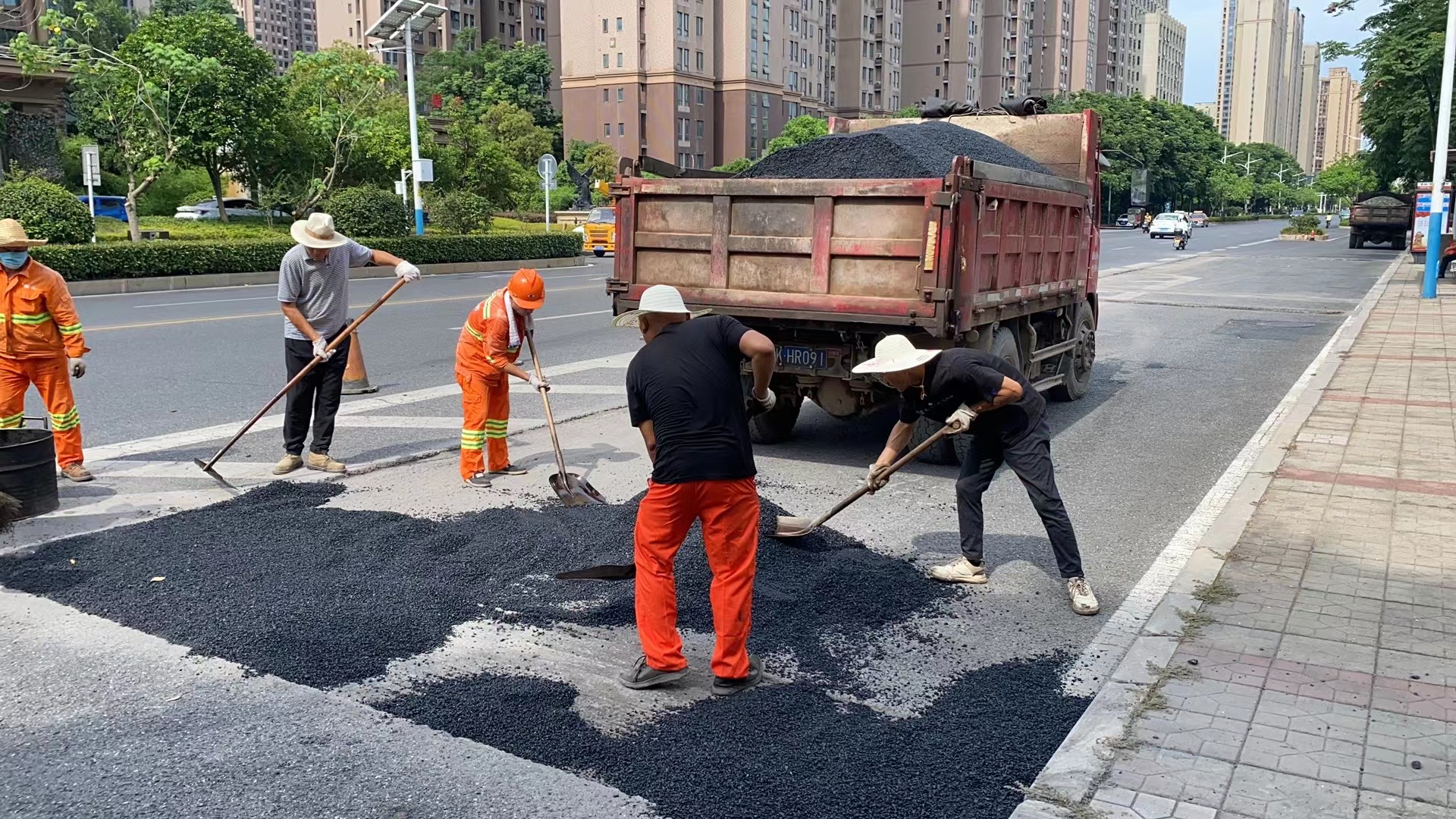 抢抓"施工黄金季" 市政养护忙不停
