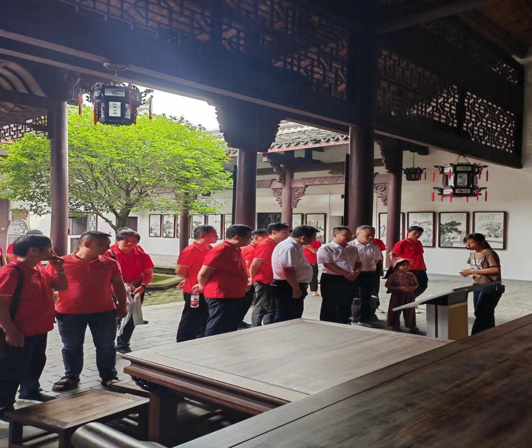 缅怀先烈  致敬英雄攸县市场服务中心（市建公司）开展主题党日活动