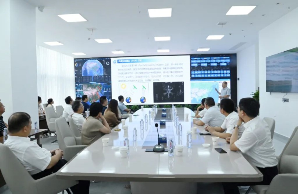 全国、省人大代表调研北斗产业发展