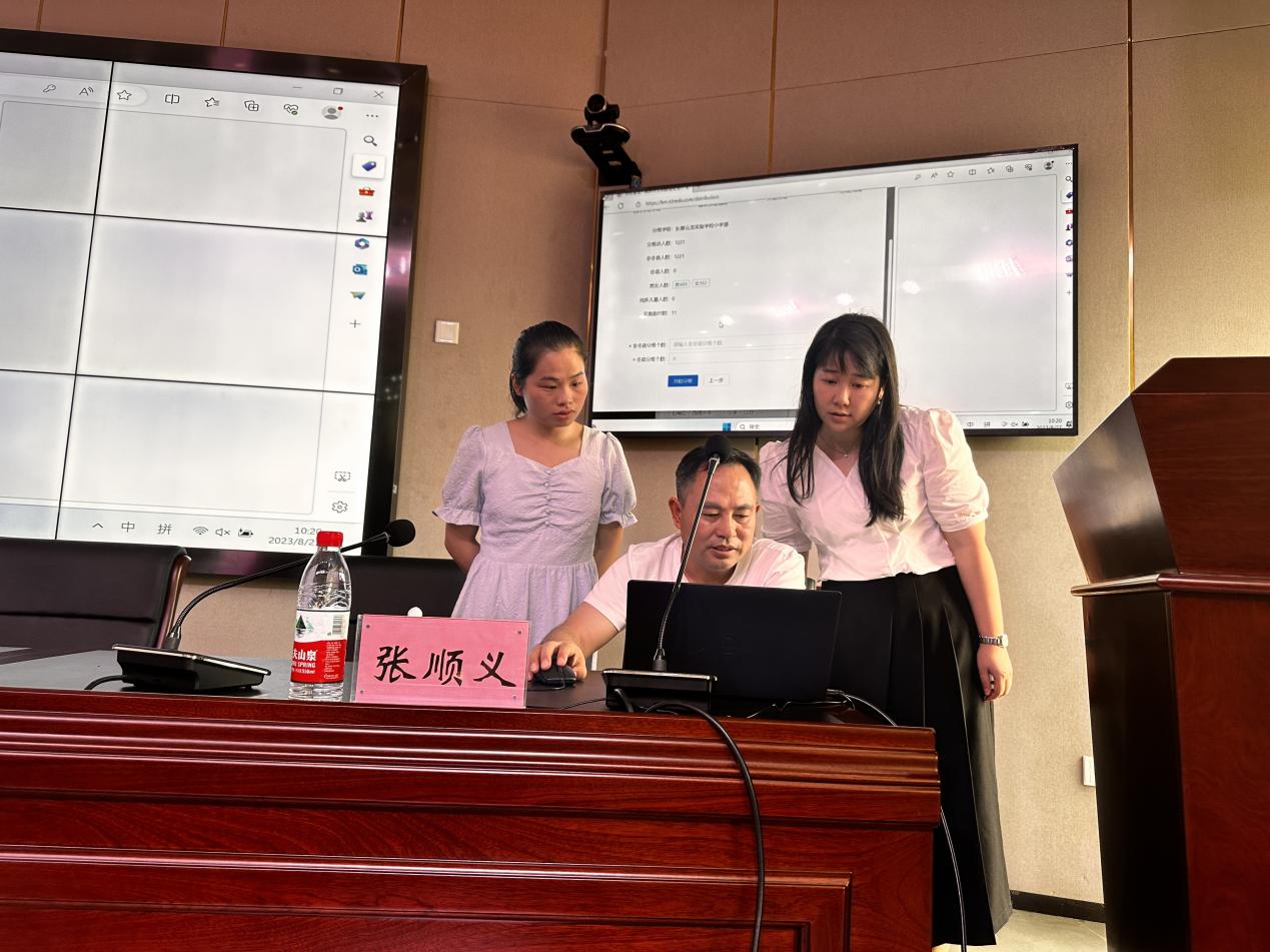 石峰区召开义务教育阶段新生统一随机分班现场会