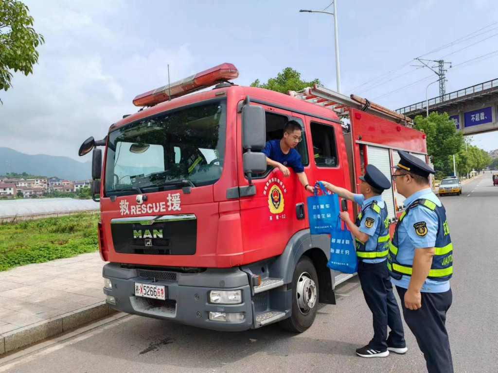 茶陵县交通运输局高温下为货运司机送清凉