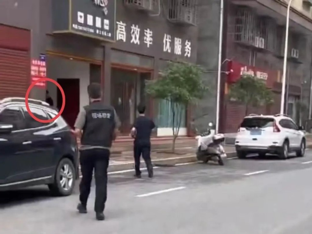 【打击突出犯罪“百日行动”】小偷作案后竟重返现场“围观”办案，被民警逮个正着！