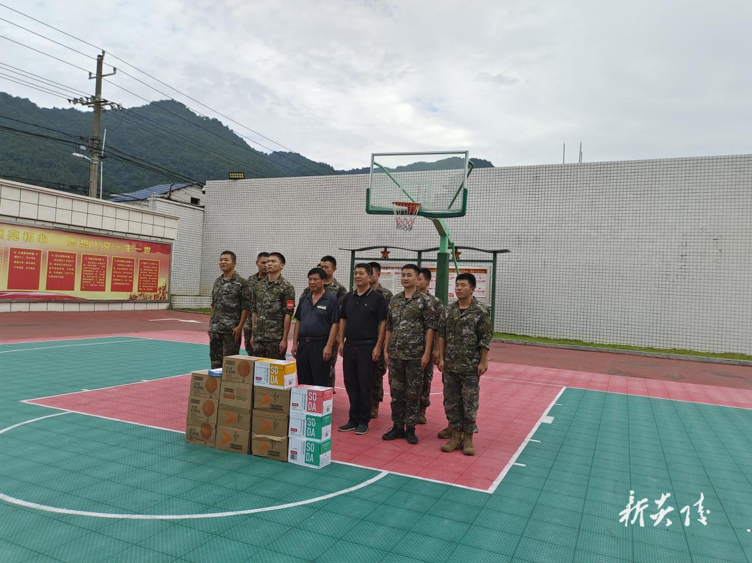 县发改局开展“八一”慰问活动