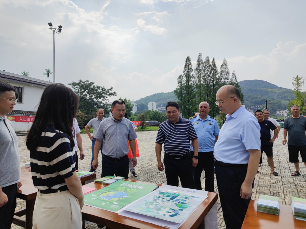 区发改局开展全国生态日主题宣传活动