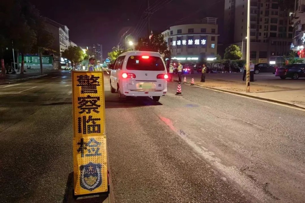 【夏季治安打击整治行动】拧紧夏夜“安全阀”！攸县公安开展夏夜治安巡查宣防第三次集中统一行动