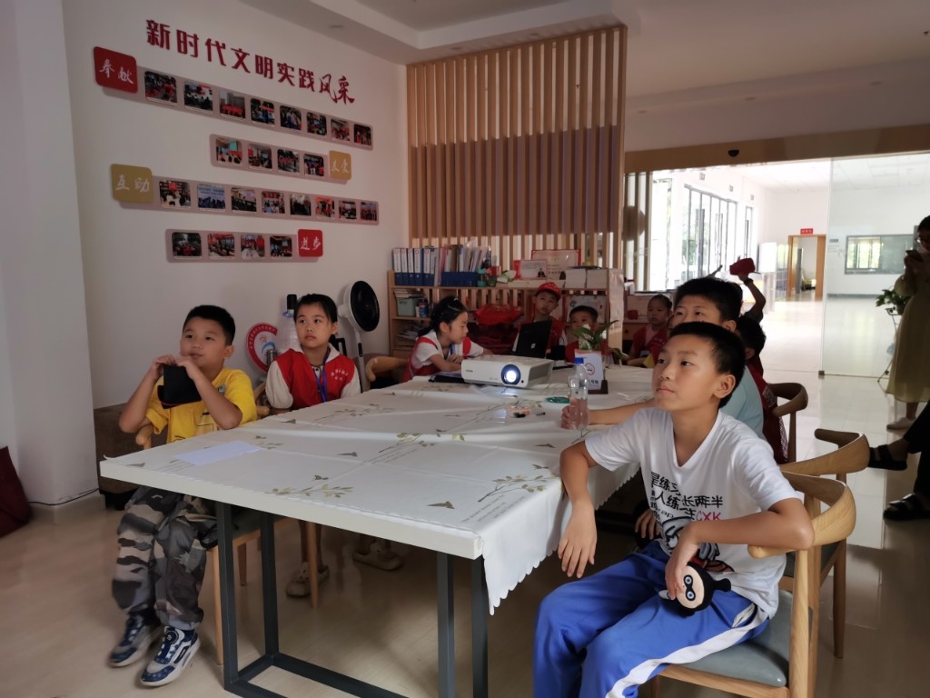 和校园小记者一起听廉洁故事，看廉洁电影