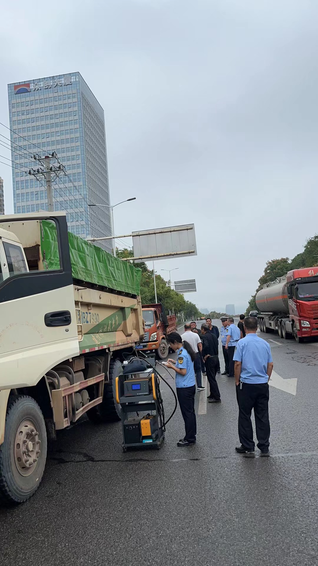 "利剑"行动：市生态环境局石峰分局联合交警部门开展机动车尾气检测专项整治行动