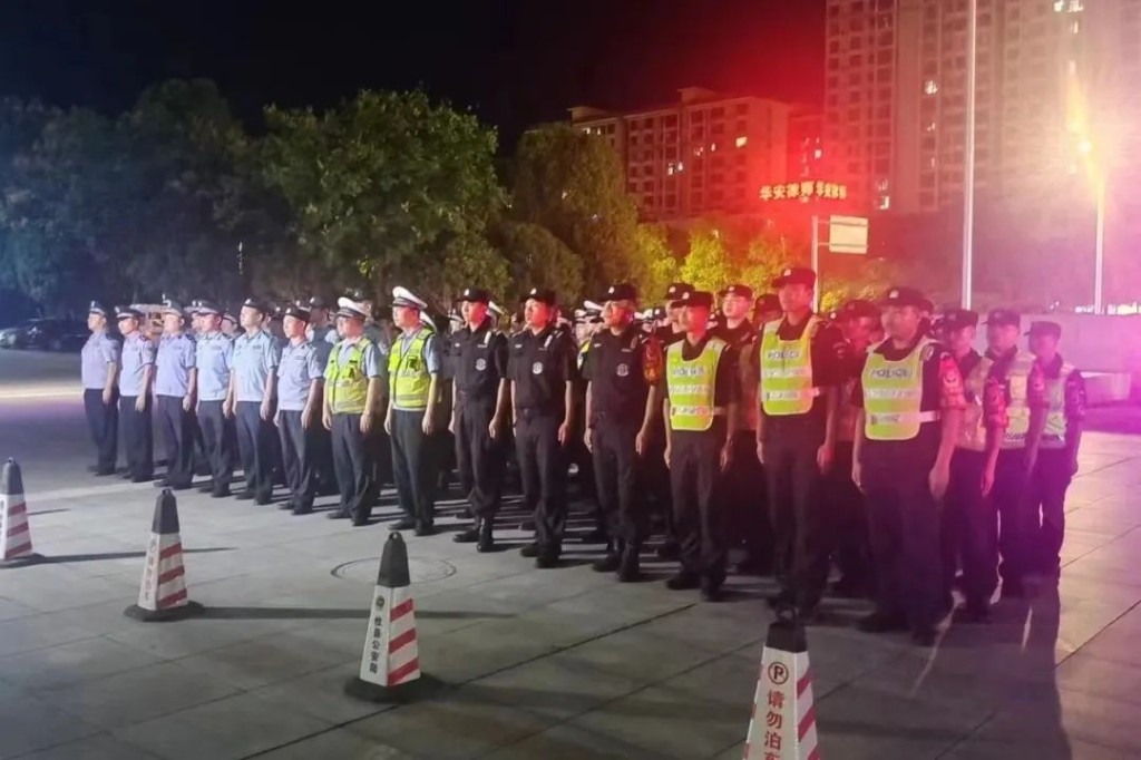 【夏季治安打击整治行动】拧紧夏夜“安全阀”！攸县公安开展夏夜治安巡查宣防第三次集中统一行动