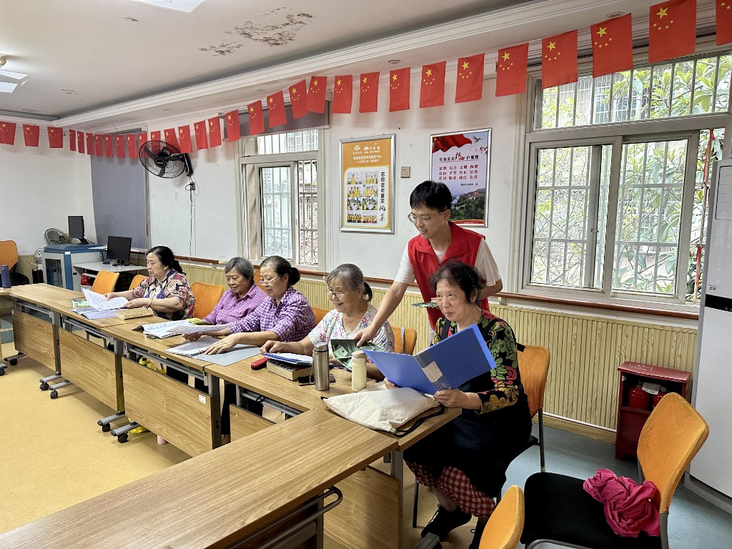 时刻绷紧防范之弦,谨防新型电信诈骗——市教育局机关第三支部赴联点社区开展反诈宣传和社区 志愿活动