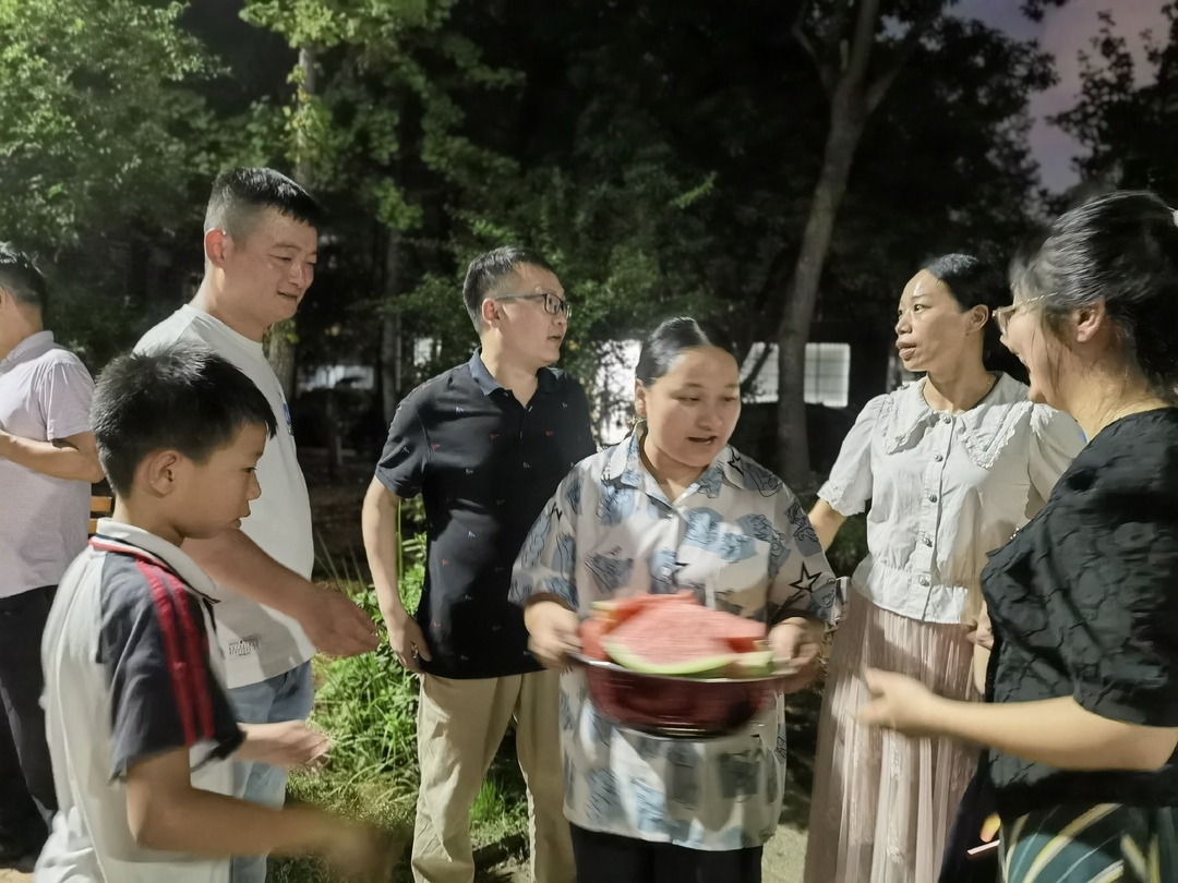兴湖家园小区“公益电影之夜” 感受安置小区“夜魅力”