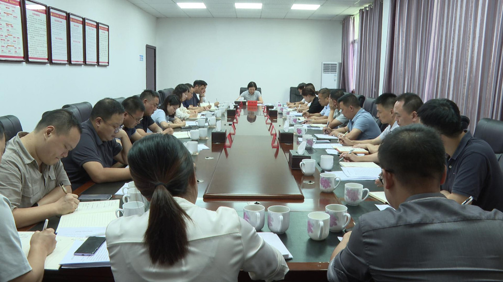 赖晓智主持召开区长办公会