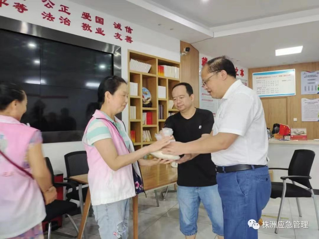 市应急管理局党员干部深入莲花社区开展党建系列活动
