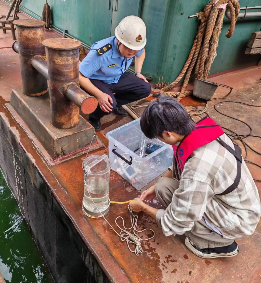株洲交通执法部门开展船舶水污染物排放检测