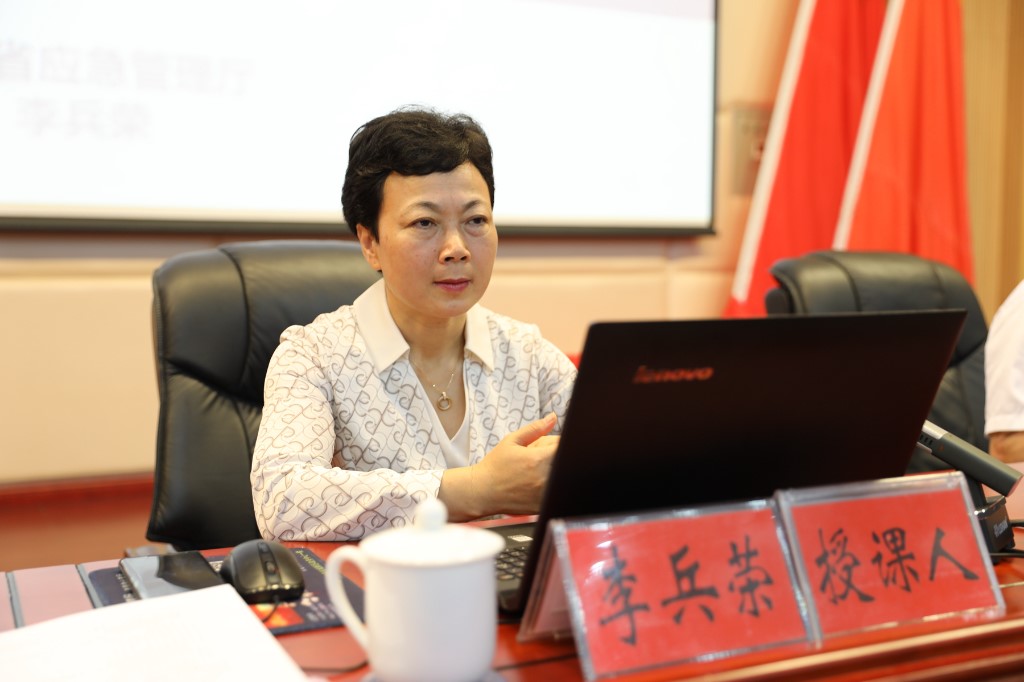 县委理论学习中心组开展第二十六次集中（扩大）学习