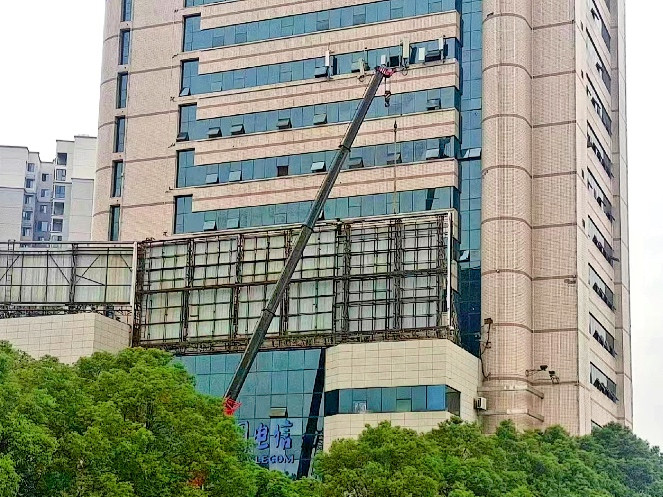 规范户外广告设置 安全防线不松懈