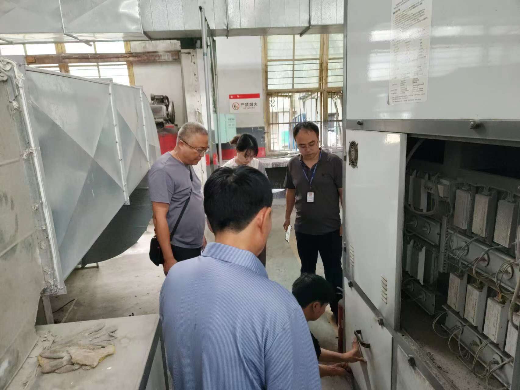 切实打好蓝天保卫战，荷塘区现场督查辖区汽修行业