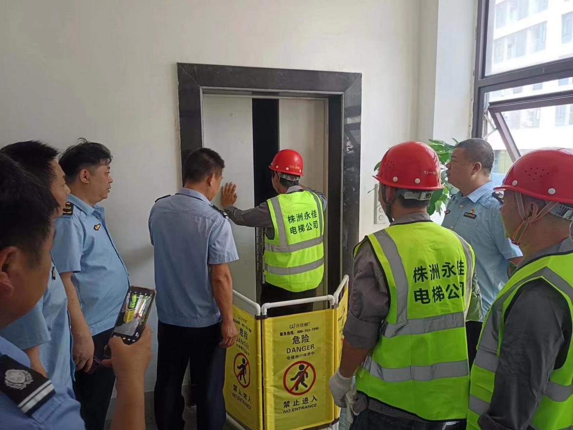 区市场监督管理局组织开展电梯应急救援演练