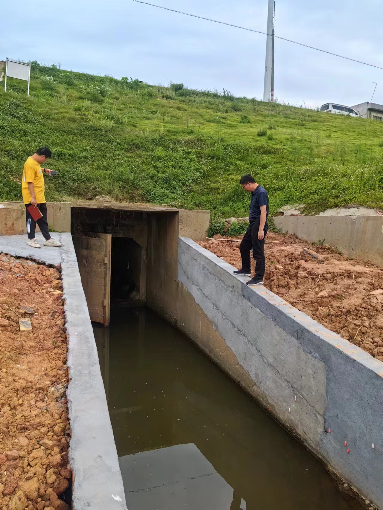 市生态环境局现场核查荷塘区入河排口整治情况