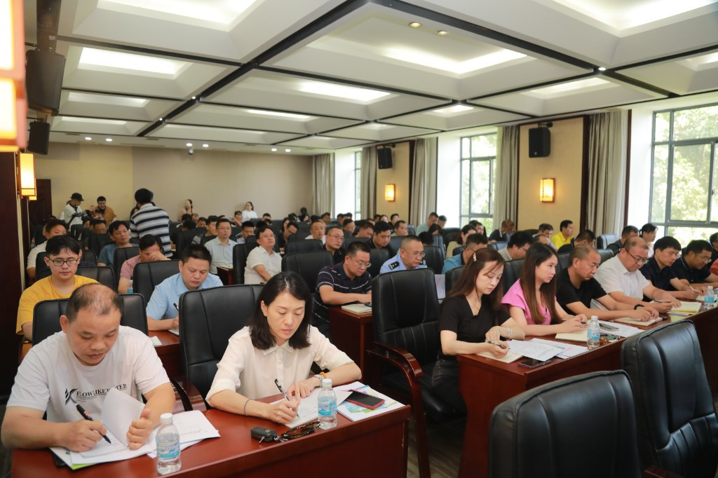 2023年全市爱卫工作全会暨国家卫生城市巩固提升工作推进会召开