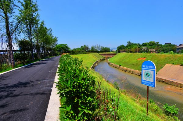 安澜碧波绣彩练，点绿成金有"钱"景