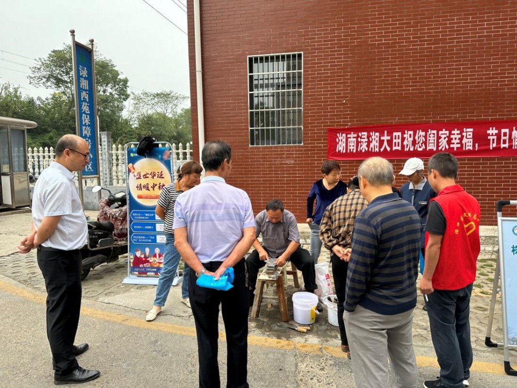 在保障房小区开展“盛世华诞、情满中秋”庆双节便民服务活动