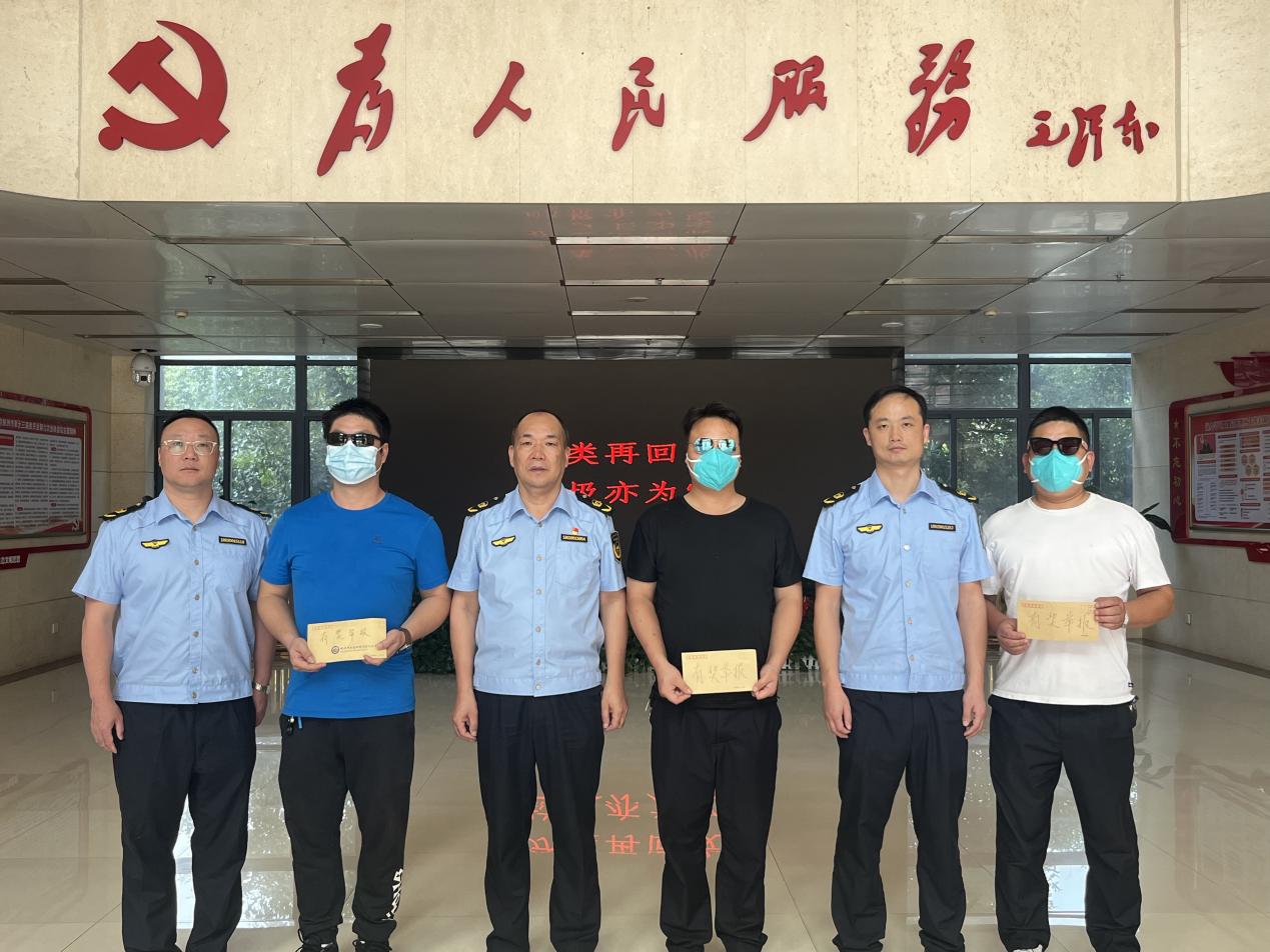 "利剑"行动 发放奖励