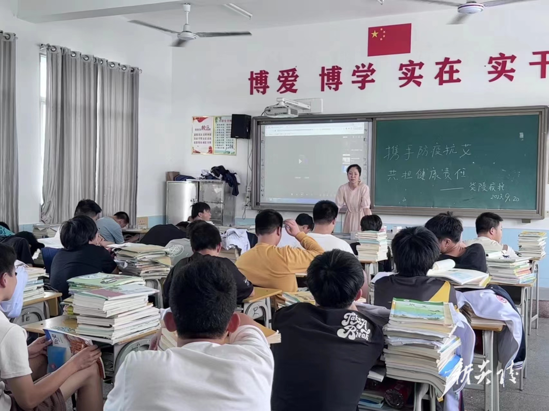 县疾控中心开展艾滋病防治宣传进校园活动