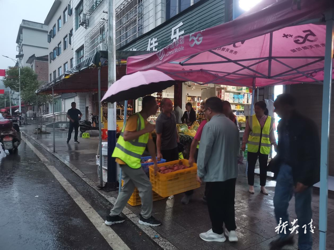 垄溪乡开展“马路市场”整治行动